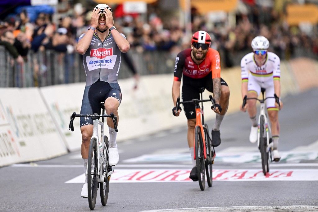 Tavaly Mathieu van der Poel (balra) sprintbefutó végén győzött Tadej Pogacar (jobbra) ellen a Milánó–Sanremo kerékpáros klasszikuson