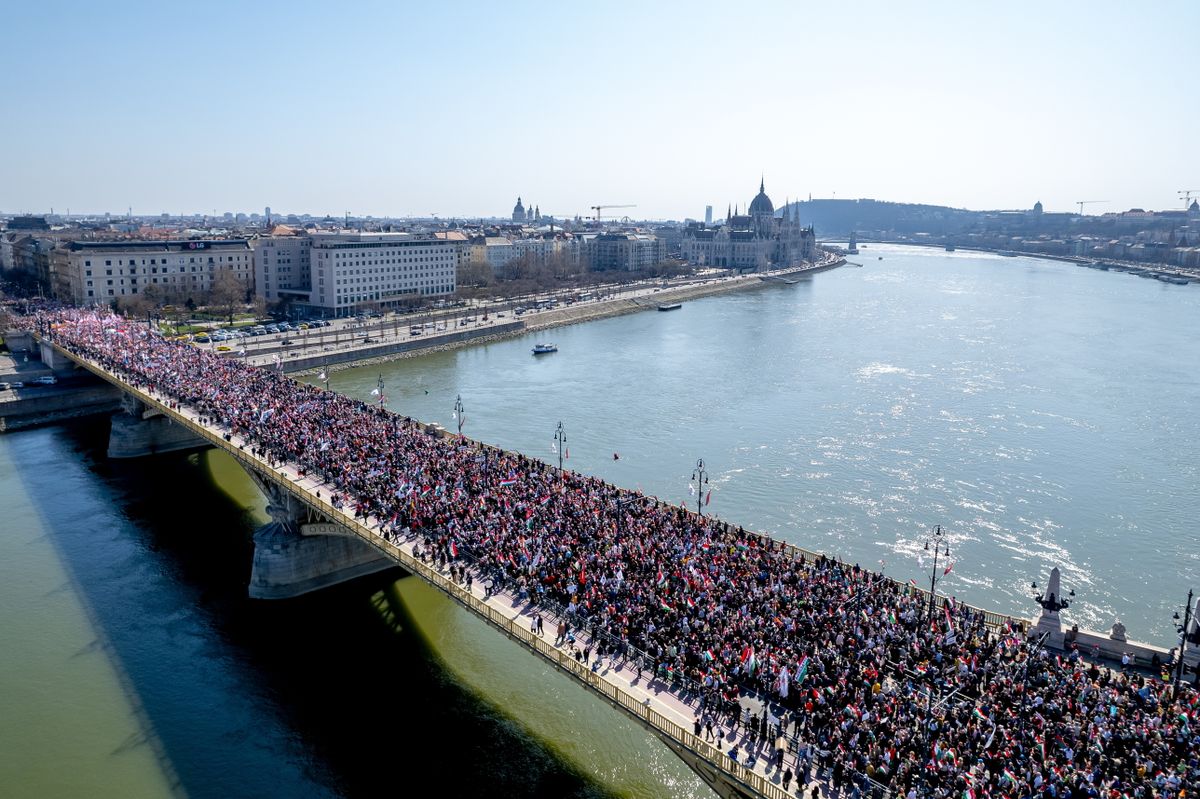 Budapest, 2026. március 15.
A drónnal készült képen a Civil Összefogás Fórum - Civil Összefogás Közhasznú Alapítvány (CÖF-CÖKA) Békemenetének résztvevői a Margit hídon az 1848-49-es forradalom és szabadságharc kitörésének évfordulóján 2026. március 15-én.
MTI/Czeglédi Zsolt
