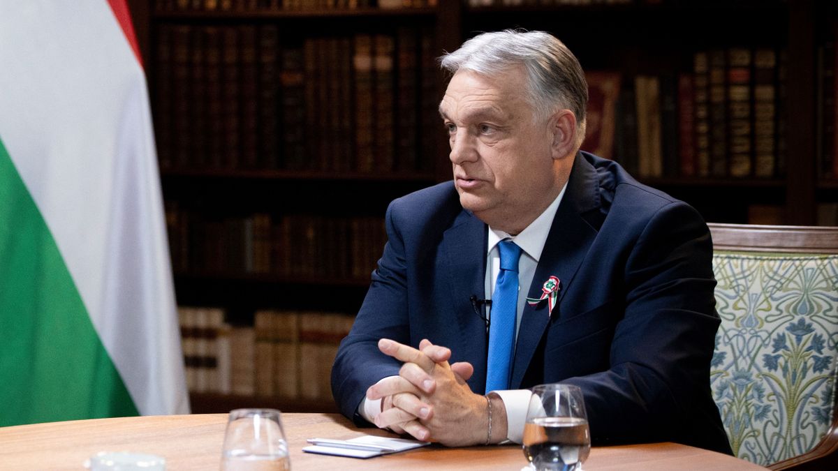 Budapest, 2026. március 18.
A Miniszterelnöki Kommunikációs Főosztály által 2026. március 18-án közreadott képen Orbán Viktor miniszterelnök interjút ad a GB News brit kereskedelmi hírtelevíziónak a Karmelita kolostorban. Balról Miriam Cates műsorvezető. 
MTI/Miniszterelnöki Kommunikációs Főosztály/Fischer Zoltán