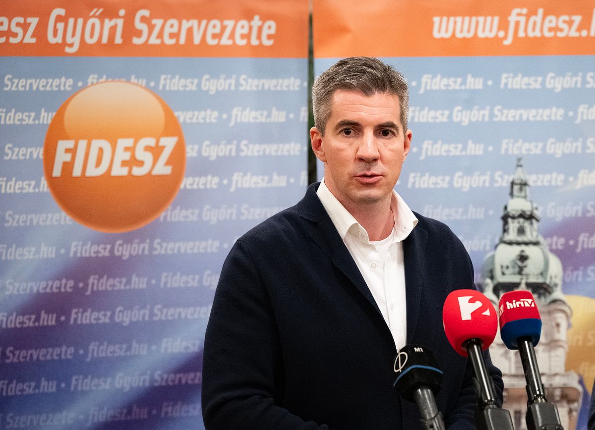 Pér, 2026. február 23.
Kocsis Máté, a Fidesz frakcióvezetője a kormánypártok országjárásának péri fóruma előtt tartott sajtótájékoztatón a település művelődési házában 2026. február 23-án.
MTI/Krizsán Csaba