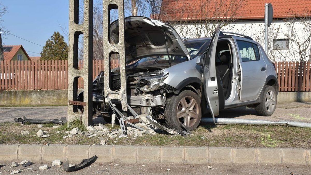 Meghalt a nő, aki autójával villanyoszlopnak csapódott Jászberényben