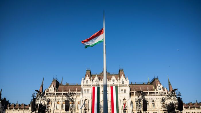 zászlófelvonás március 15.