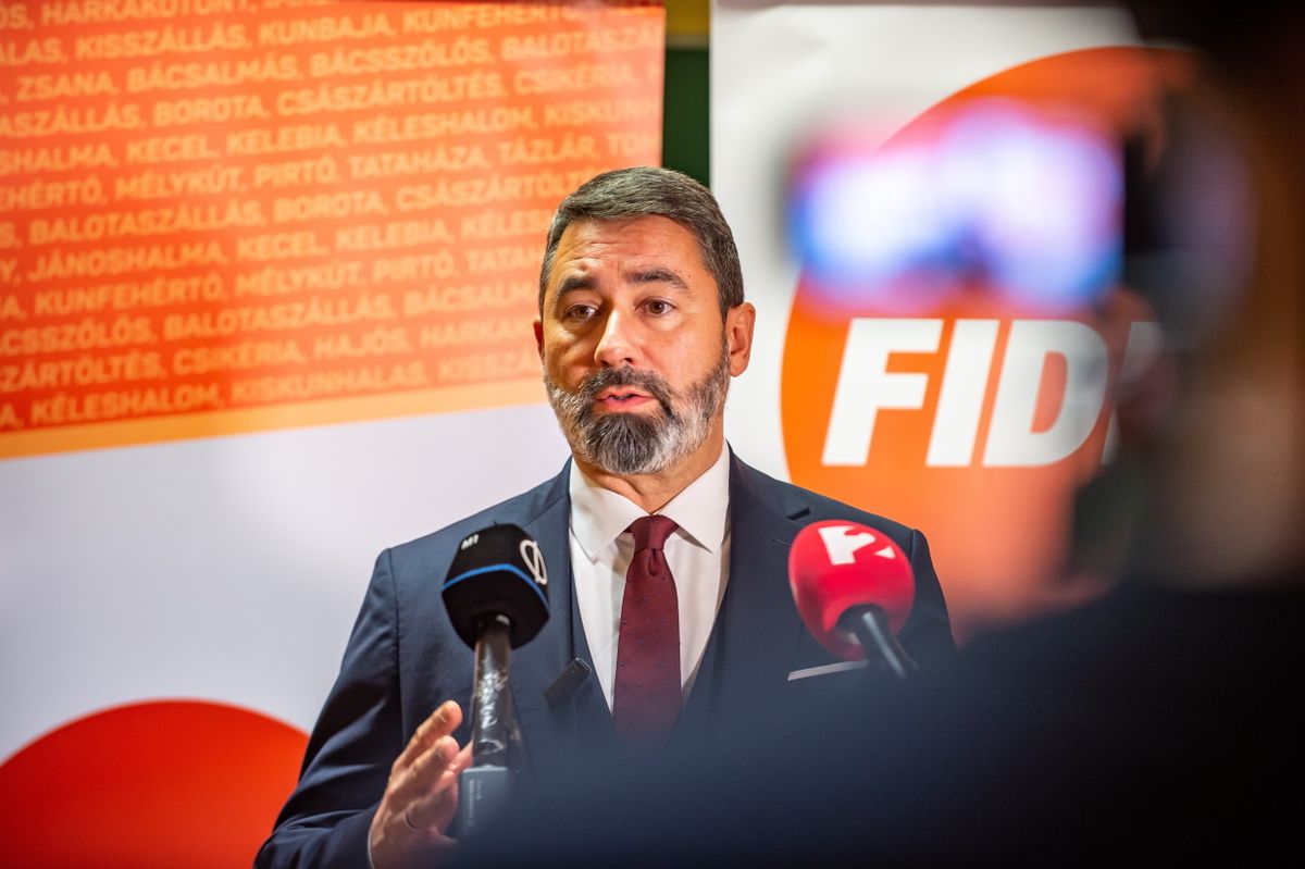 Jánoshalma, 2025. december 5.
Hidvéghi Balázs, a Miniszterelnöki Kabinetiroda parlamenti államtitkára a kormánypártok országjárásának fóruma előtt tartott sajtótájékoztatón a Déli ASzC Jánoshalmi Mezőgazdasági Technikumban 2025. december 5-én.
MTI/Kacsúr Tamás