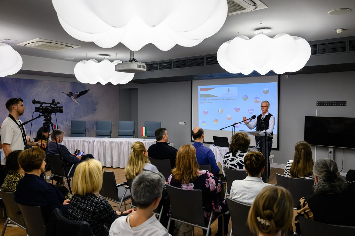 Gárdony, 2026. március 6.
Soltész Miklós, a Miniszterelnökség egyházi és nemzetiségi kapcsolatokért felelős államtitkára beszédet mond a III. Nemzetiségi Pedagógusok Találkozóján Gárdonyban 2026. március 6-án.
MTI/Vasvári Tamás