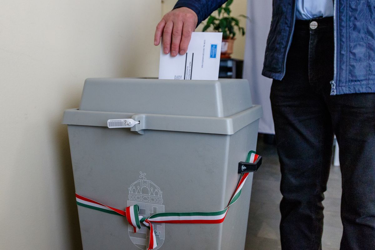 Ungvár, 2024. június 9.
Egy férfi leadja levélszavazatát az európai parlamenti (EP-) választásokon az ungvári magyar főkonzulátuson 2024. június 9-én.
MTI/Nemes János