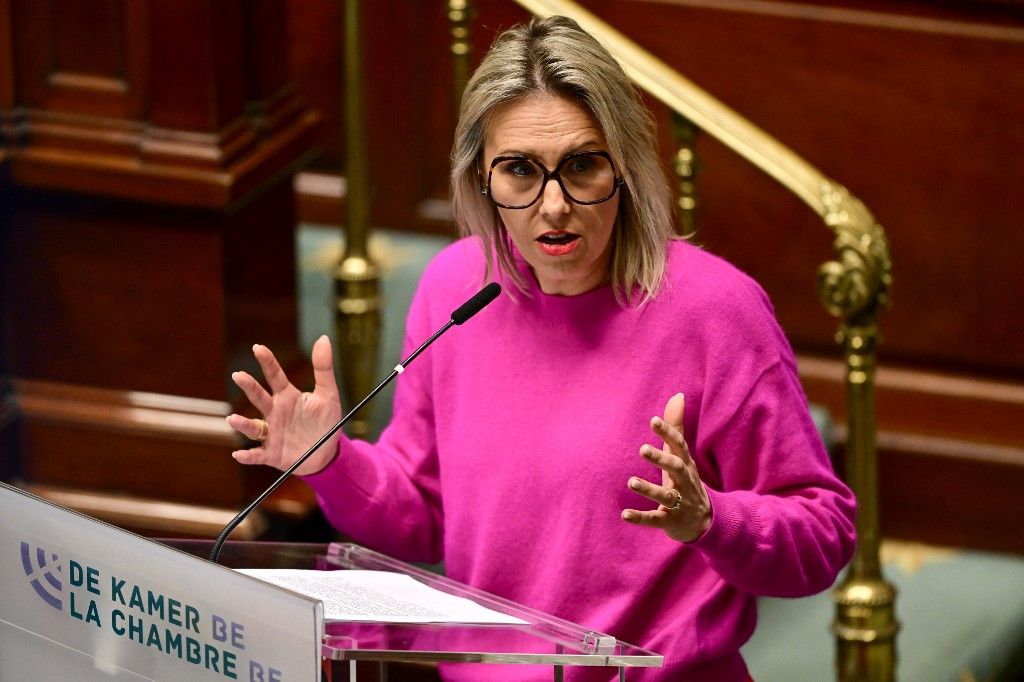 Ludivine Dedonder, Belgium akkori védelmi minisztere az F-16-osok mielőbbi átadását ígérte az ukránoknak