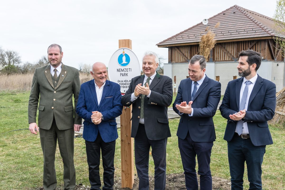 Fonyód, 2026. március 26.
Bende Zsolt, a Balaton-felvidéki Nemzeti Park Igazgatóság igazgatója, Móring József Attila, a térség fideszes országgyűlési képviselője, Semjén Zsolt miniszterelnök-helyettes, Rácz András, az Agrárminisztérium természetvédelemért felelős államtitkára és Balczó Bertalan, az Agrárminisztérium természetvédelemért felelős helyettes államtitkára (b-j) a dél-balatoni Nagyberek nemzeti parki területté nyilvánítása alkalmából rendezett ünnepségen a fonyódi Berek Világa Látogatóközpontban 2026. március 26-án. A berek révén a Balaton-felvidéki Nemzeti Park 6335 hektárral gazdagodott.
MTI/Katona Tibor