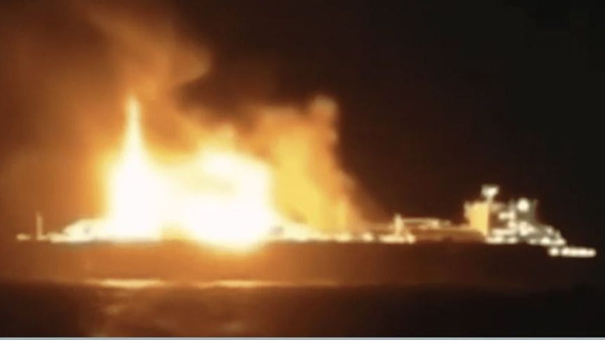 Orosz hajó lángol a Földközi-tengeren