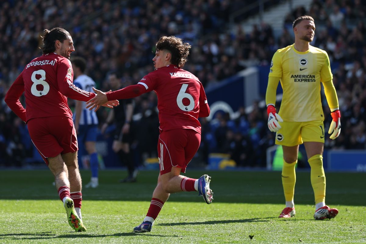 Most Szoboszlai Dominik gratulált a gólszerző Kerkez Milosnak a Liverpool meccsén, ez általában fordítva van