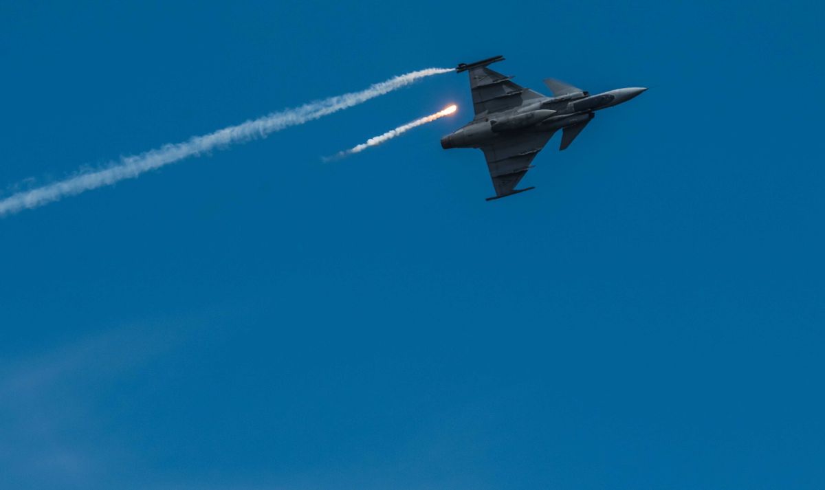 Kecskemét, 2021. augusztus 28.
Egy JAS-39C/D Gripen típusú vadászrepülőgép légtérsértés-elhárító képességének bemutatóján repül a kecskeméti Nemzetközi Repülőnap és Haditechnikai Bemutatón, az MH 59. Szentgyörgyi Dezső Repülőbázison. A kétnapos eseményt a Magyar Honvédség 15 nemzet és 35 géptípus részvételével rendezi, melyen a nagyszabású légibemutatók mellett a Magyar Honvédség modern szárazföldi haditechnikai eszközeivel is megismerkedhetnek az érdeklődők.
MTVA/Bizományosi: Faludi Imre
***************************
Kedves Felhasználó!
Ez a fotó nem a Duna Médiaszolgáltató Zrt./MTI által készített és kiadott fényképfelvétel, így harmadik személy által támasztott bárminemű – különösen szerzői jogi, szomszédos jogi és személyiségi jogi – igényért a fotó szerzője/jogutódja közvetlenül maga áll helyt, az MTVA felelőssége e körben kizárt.