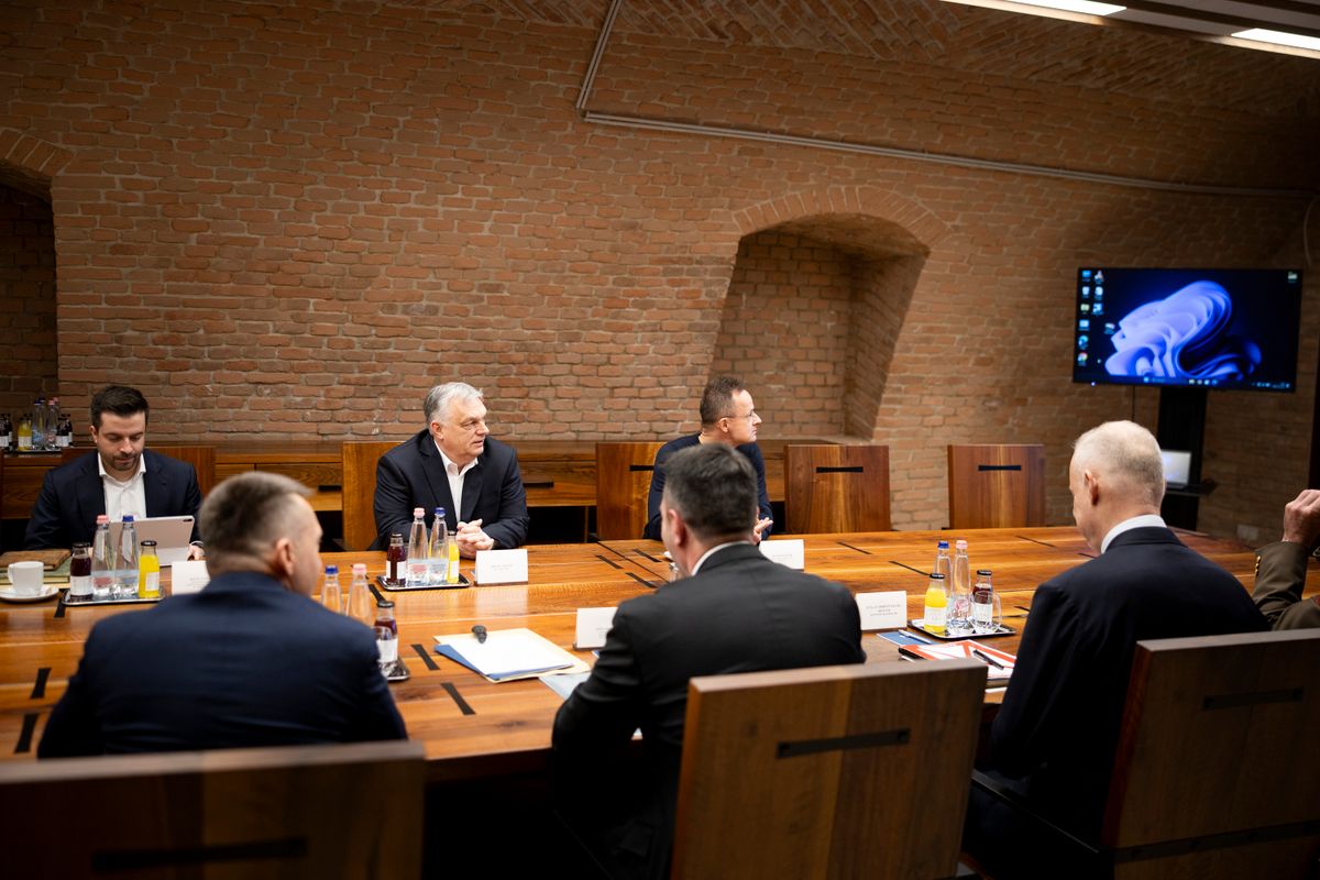 Budapest, 2026. március 2.
A Miniszterelnöki Kommunikációs Főosztály által közreadott képen Orbán Viktor miniszterelnök (b2, szemben) nemzetbiztonsági egyeztetést tart a Barátság kőolajvezeték állapotáról Budapesten 2026. március 2-án. A kormányfő mellett Szijjártó Péter külgazdasági és külügyminiszter (b3), háttal Szalay-Bobrovniczky Kristóf honvédelmi miniszter (j) és Rogán Antal, a Miniszterelnöki Kabinetirodát vezető miniszter (b).
MTI/Miniszterelnöki Kommunikációs Főosztály/Fischer Zoltán