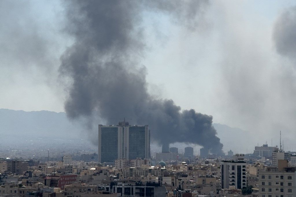 Füstfelhők emelkednek az iráni robbanásokról szóló jelentések után (Fotó: AFP)