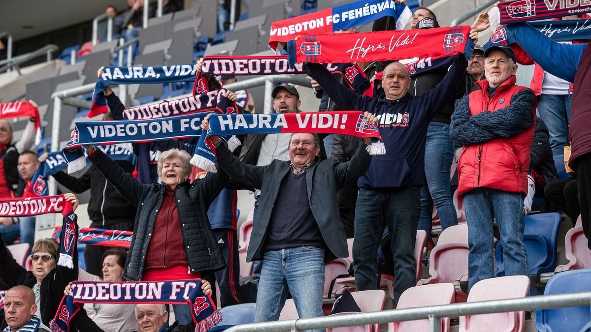 A Videoton szurkolói lelkesen buzdítják csapatukat minden mérkőzésen