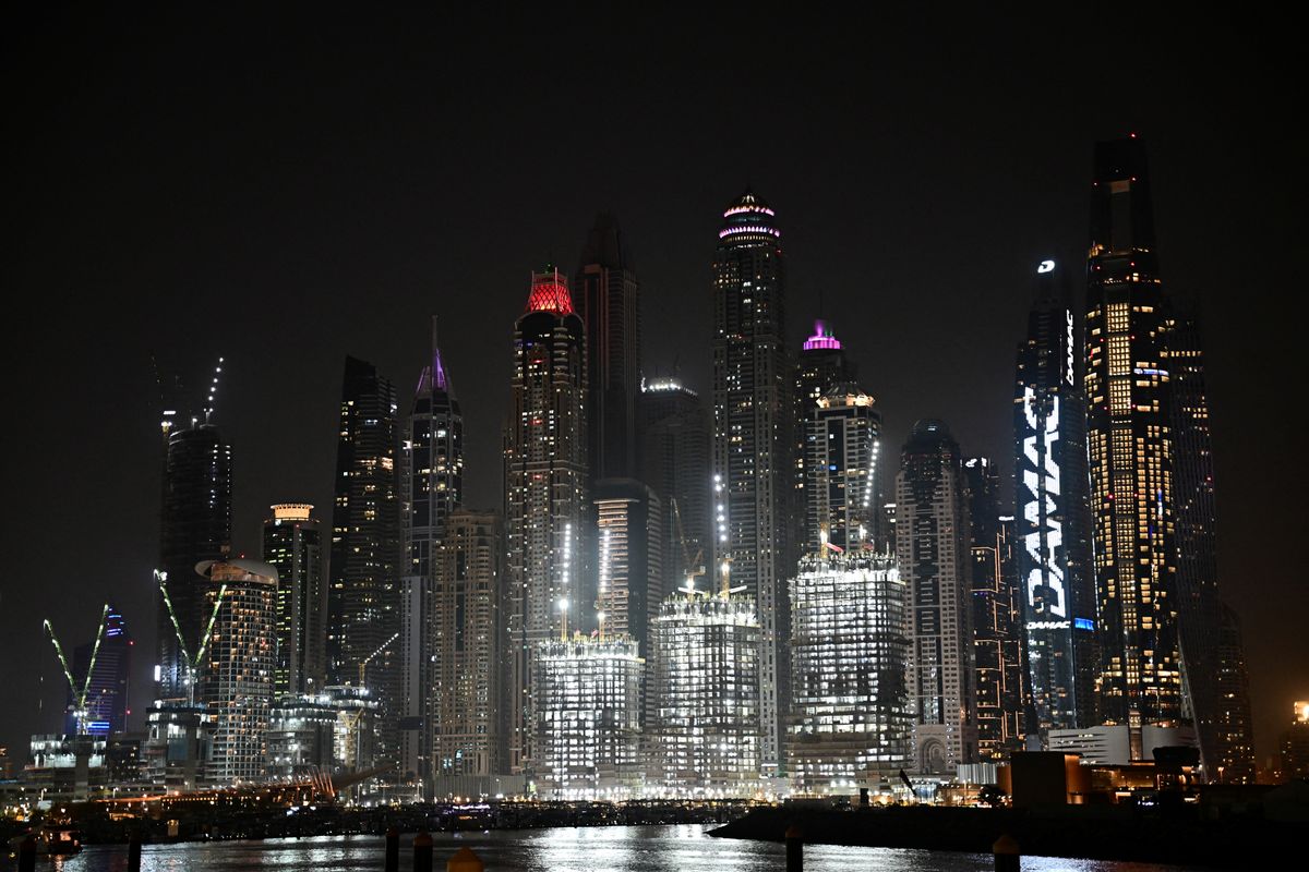 Irán több szomszédos ország ellen is rakéta támadást intézett több szomszédos ország ellen is, Dubajban meghalt egy ember 