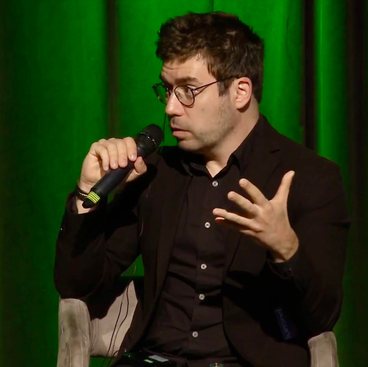 Levele nyilvánvalóan a VSQUARE weboldalon 2026. március 5-én megjelent Panyi Szabolcs cikkéhez kapcsolódik, ami spekulációkat tartalmaz az állítólagos orosz beavatkozás a magyar választási kampányba – áll a bejegyzésben