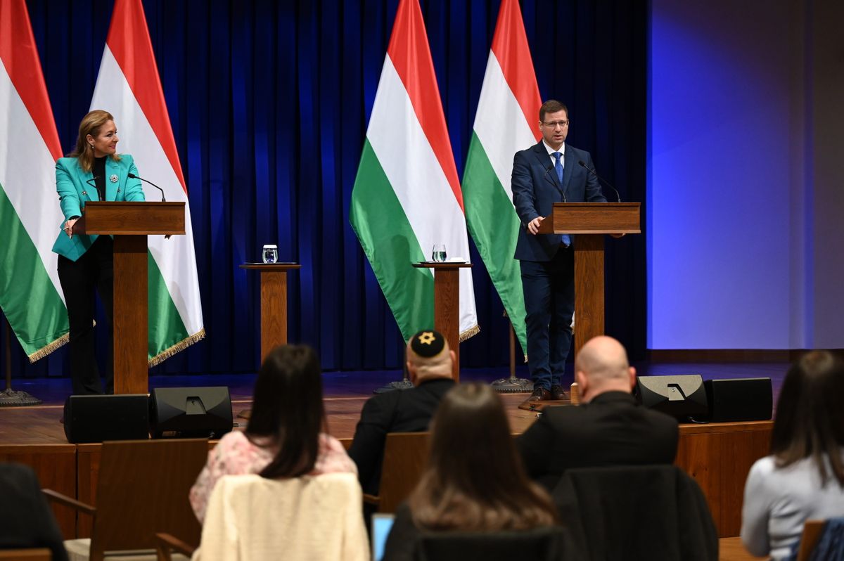 Budapest, 2026. március 12.
Gulyás Gergely, a Miniszterelnökséget vezető miniszter és Vitályos Eszter kormányszóvivő a Kormányinfó sajtótájékoztatón a Karmelita kolostorban 2026. március 12-én.
MTI/Balogh Zoltán