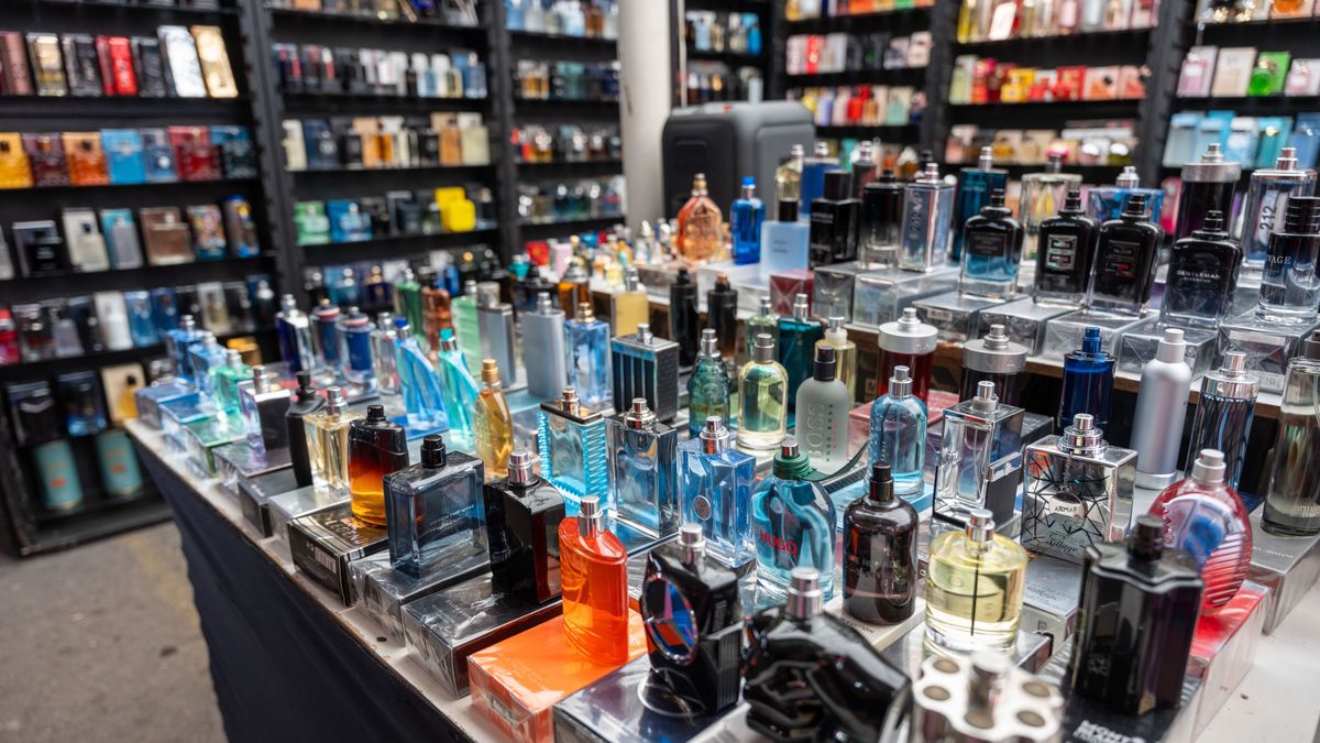 Ruhákat és parfümöket hamisítókra csapott le a NAV egy budapesti piacon + videó