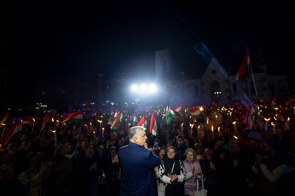 Kaposvár, 2026. március 16.
A Miniszterelnöki Kommunikációs Főosztály által közreadott képen Orbán Viktor miniszterelnök, a Fidesz elnöke beszédet mond országjárásának kaposvári állomásán, a Kossuth téren 2026. március 16-án.
MTI/Miniszterelnöki Kommunikációs Főosztály/Fischer Zoltán