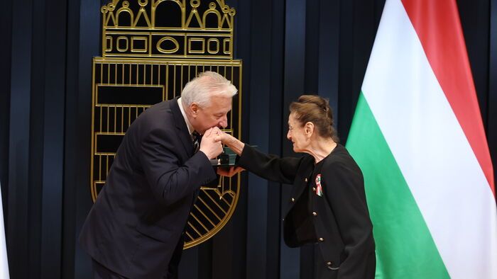 Állami kitüntetéseket adott át Semjén Zsolt a Karmelita kolostorban