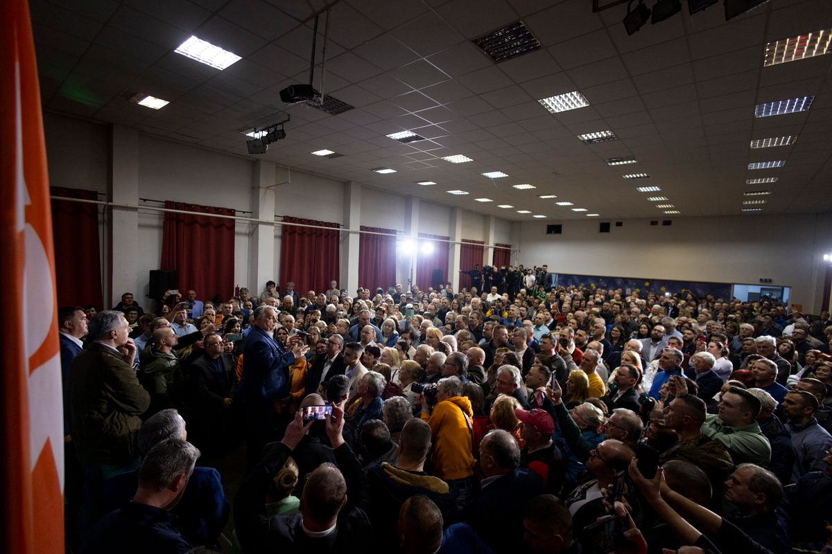 Pásztó, 2026. március 5.
A Miniszterelnöki Kommunikációs Főosztály által közreadott képen Orbán Viktor miniszterelnök, a Fidesz elnöke beszédet mond országjárásának pásztói állomásán 2026. március 5-én. A kormányfő mögött Lázár János építési és közlekedési miniszter (b2) és Becsó Zsolt, a térség fideszes országgyűlési képviselője (b1).
MTI/Miniszterelnöki Kommunikációs Főosztály/Fischer Zoltán