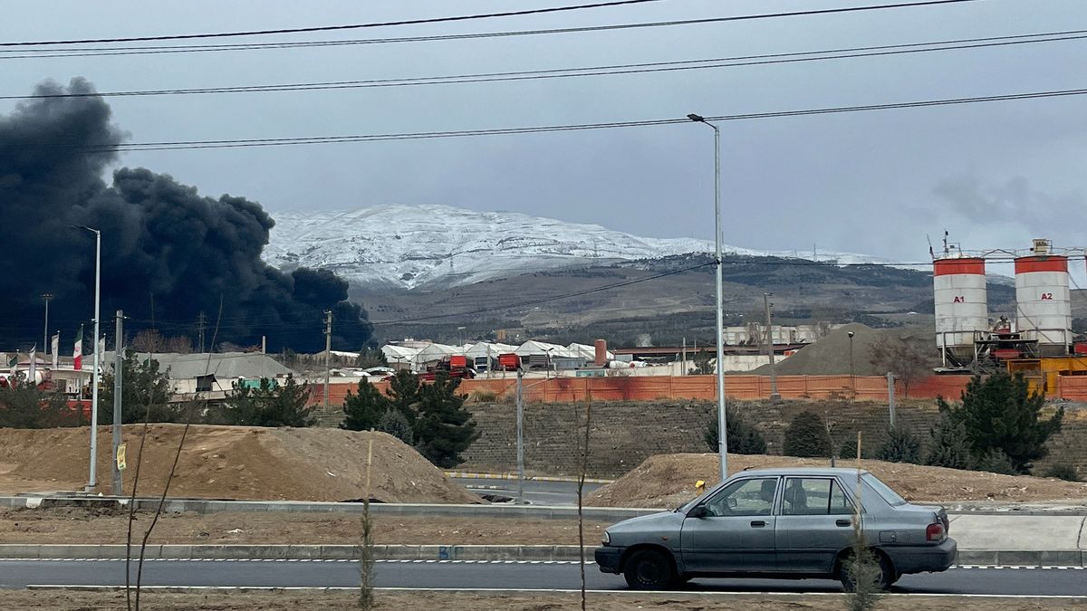 Izrael újabb csapásokat mért Iránra, Spanyolország kiürítette teheráni nagykövetségét