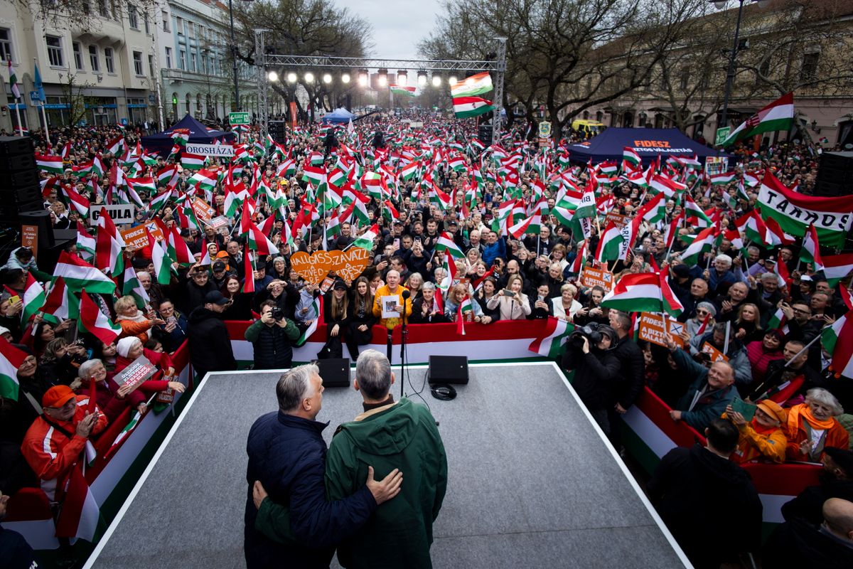 Békéscsaba, 2026. március 29.
A Miniszterelnöki Kommunikációs Főosztály által közreadott képen Orbán Viktor miniszterelnök, a Fidesz elnöke (b) országjárásának békéscsabai állomásán, mellette Lázár János építési és közlekedési miniszter (j) a Szent István téren 2026. március 29-én.
MTI/Miniszterelnöki Kommunikációs Főosztály/Fischer Zoltán