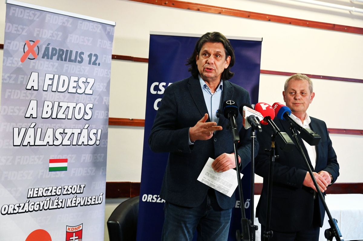 Cibakháza, 2026. március 6.
Deutsch Tamás, a Fidesz-KDNP európai parlamenti (EP-) képviselőcsoportjának vezetője (b) a kormánypártok országjárásának cibakházai fóruma előtt tartott sajtótájékoztatón 2026. március 6-án. Mellette Herczeg Zsolt, Törökszentmiklós és térsége fideszes országgyűlési képviselője, választókerületi elnök, országgyűlési képviselőjelölt.
MTI/Mészáros János