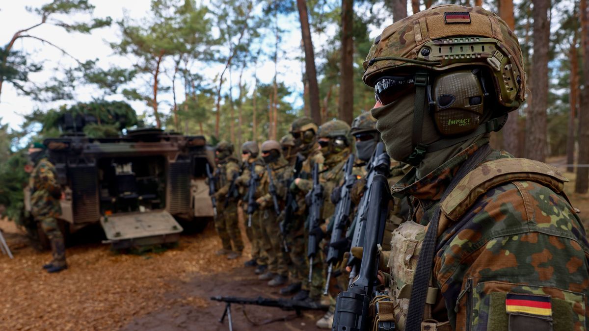 Európai országok vezetik be a sorkatonaságot – Menczer Tamás véleménye