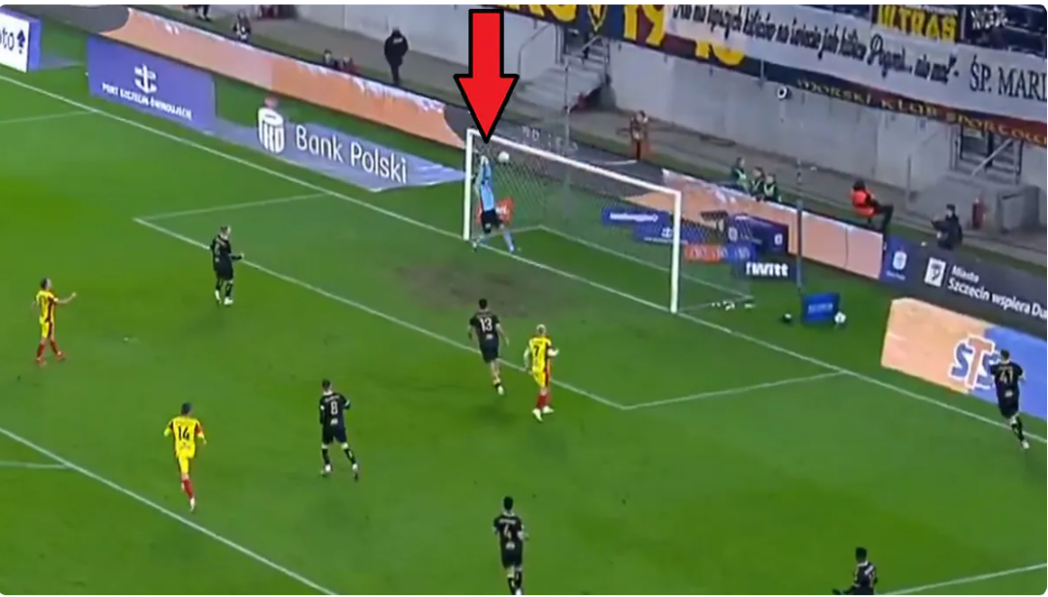 Valentin Cojocaru hatalmas hibája, Szalai Attila (41-es mezben) az alapvonalnál Forrás: Sportowefakty