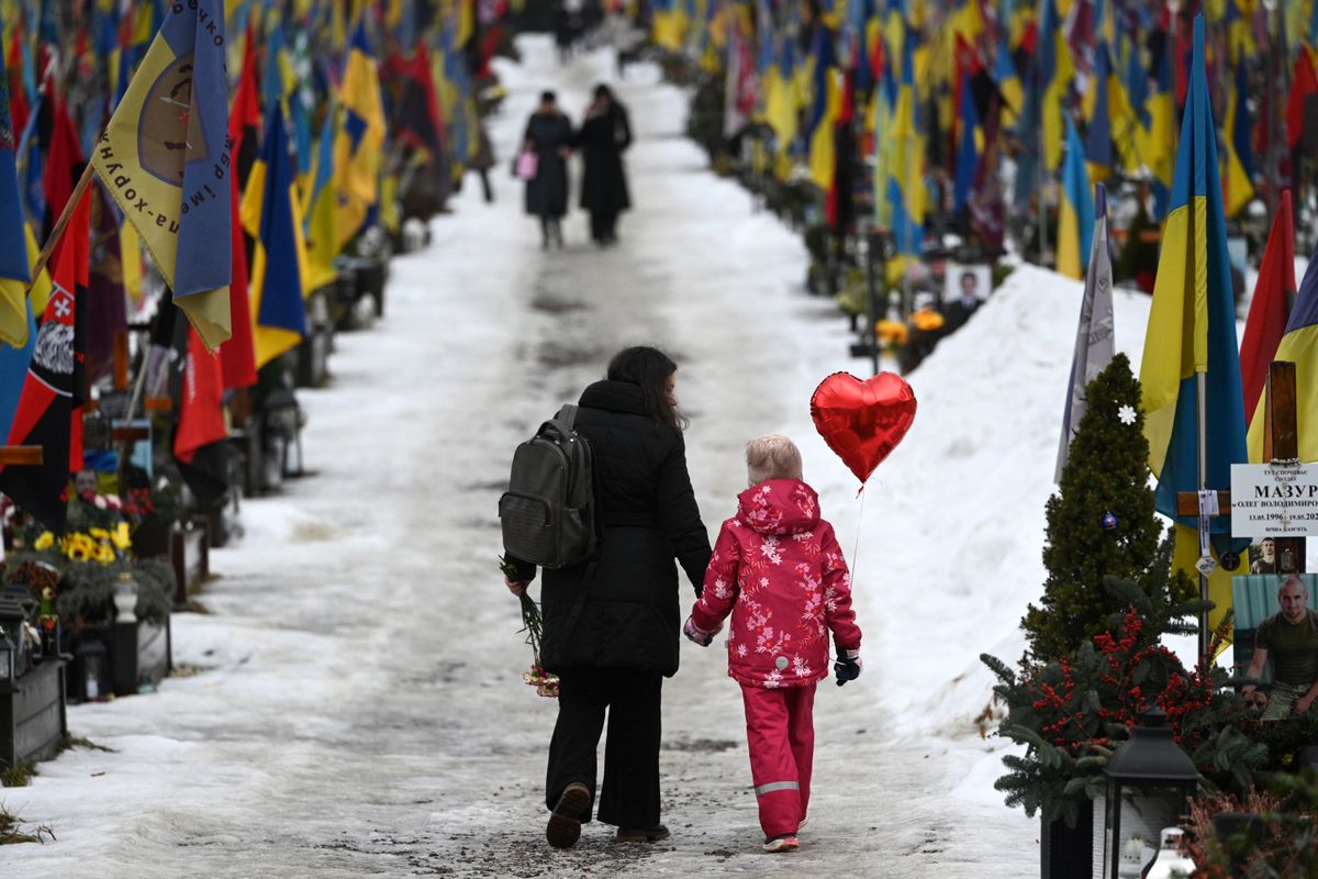 Anyák és gyermekeik látogatják elhunyt szeretteiket