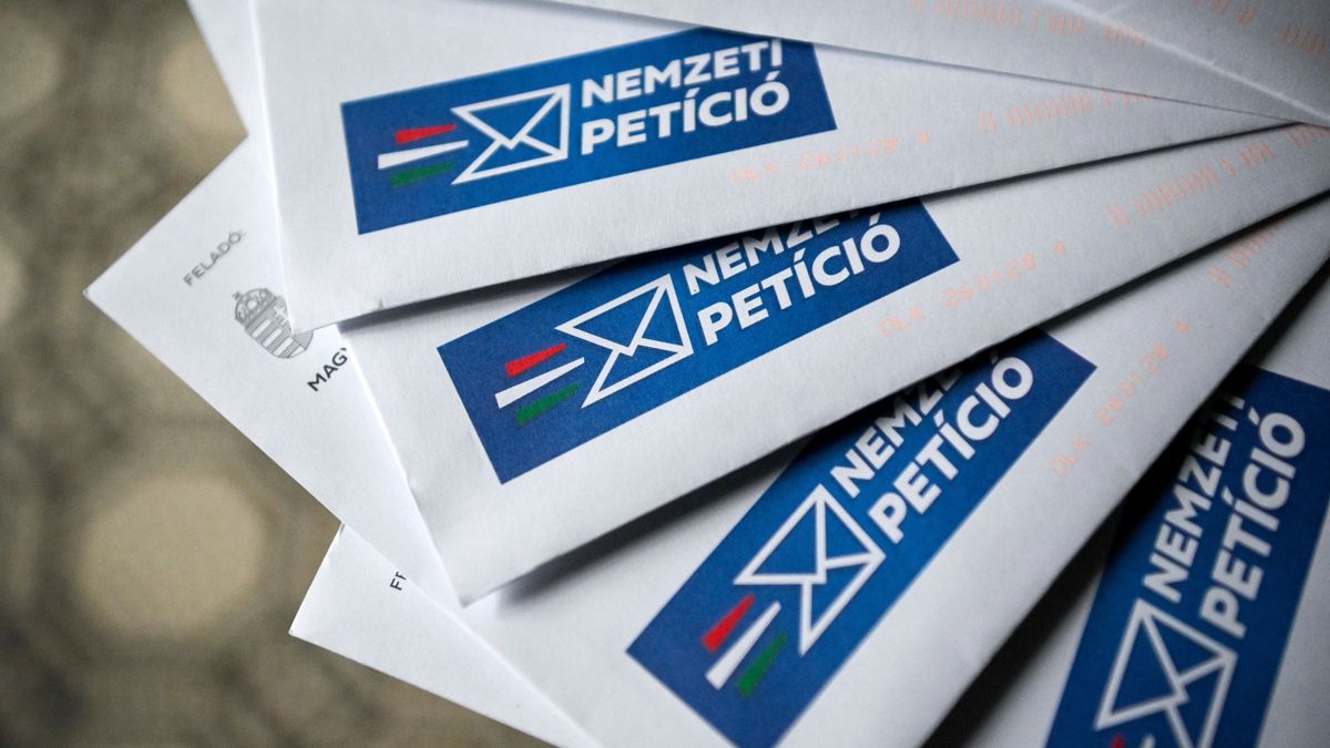 Budapest, 2026. január 29.
A Nemzeti Petíció kérdőívei a kézbesítés napján egy fővárosi társasházban 2026. január 29-én. A mintegy 7,6 millió küldemény kézbesítése országszerte nagyságrendileg öt hetet vesz igénybe, azaz március 4-ig mindenki megkapja a Nemzeti Petíciót. A kérdőíven az orosz-ukrán háború további finanszírozásáról, az ukrán állam működésének a következő 10 évben történő finanszírozásáról és a rezsiárak háború miatti emeléséről lehet véleményt nyilvánítani.
MTI/Purger Tamás