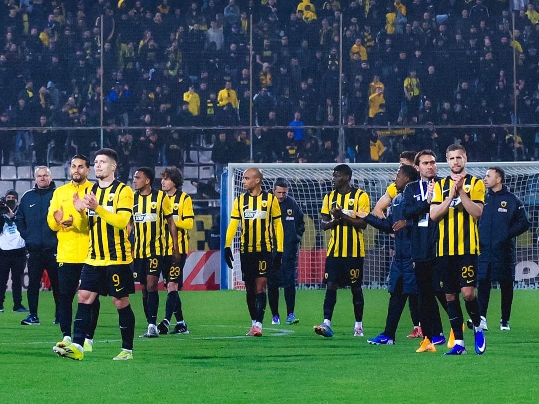 Varga Barnabás (jobbra) és társai megköszönték az AEK Athén lelkes közönségének támogatását a Volos elleni döntetlen után