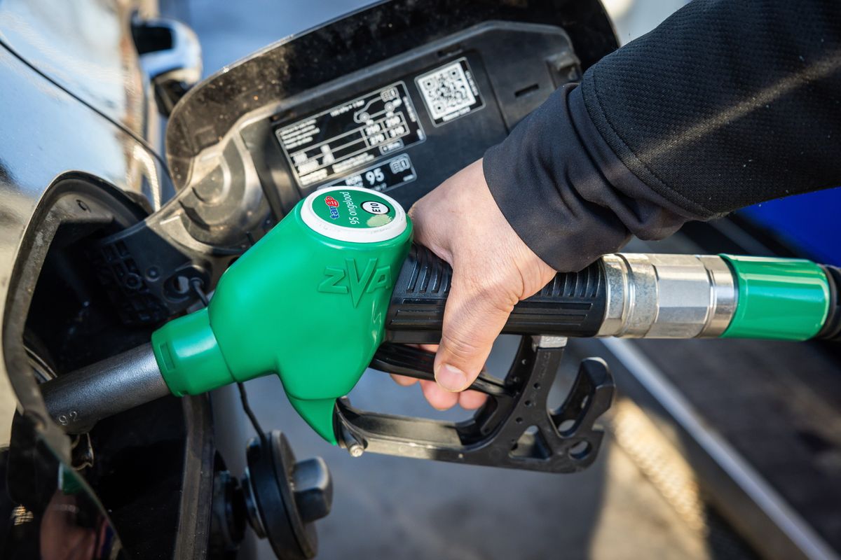 Delft, 2026. március 3.Autós tankol egy benzinkúton a hollandiai Delftben 2026. március 3-án. A UnitedConsumers fogyasztóvédelmi szervezet szerint az utóbbi napokban emelkedni kezdtek a nagyobb olajtársaságok ajánlott kiskereskedelmi árai. Az üzemanyag azt követően kezdett drágulni, hogy Izrael és az Egyesült Államok február 28-án közös hadműveletet indított Irán ellen. A harcok hatására biztonsági intézkedéseket vezettek be a közel-keleti térség olajexportőr országai, Irán pedig lezárta a nemzetközi energiaellátás szempontjából stratégiai jelentőségű Hormuzi-szorost.MTI/EPA/ANP/Laurens van Putten, üzemaynag