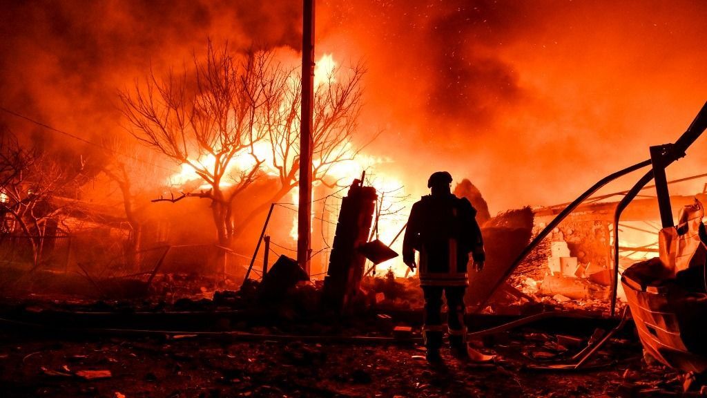 Az orosz légicsapások során több épület megsérült és tüzek keletkeztek