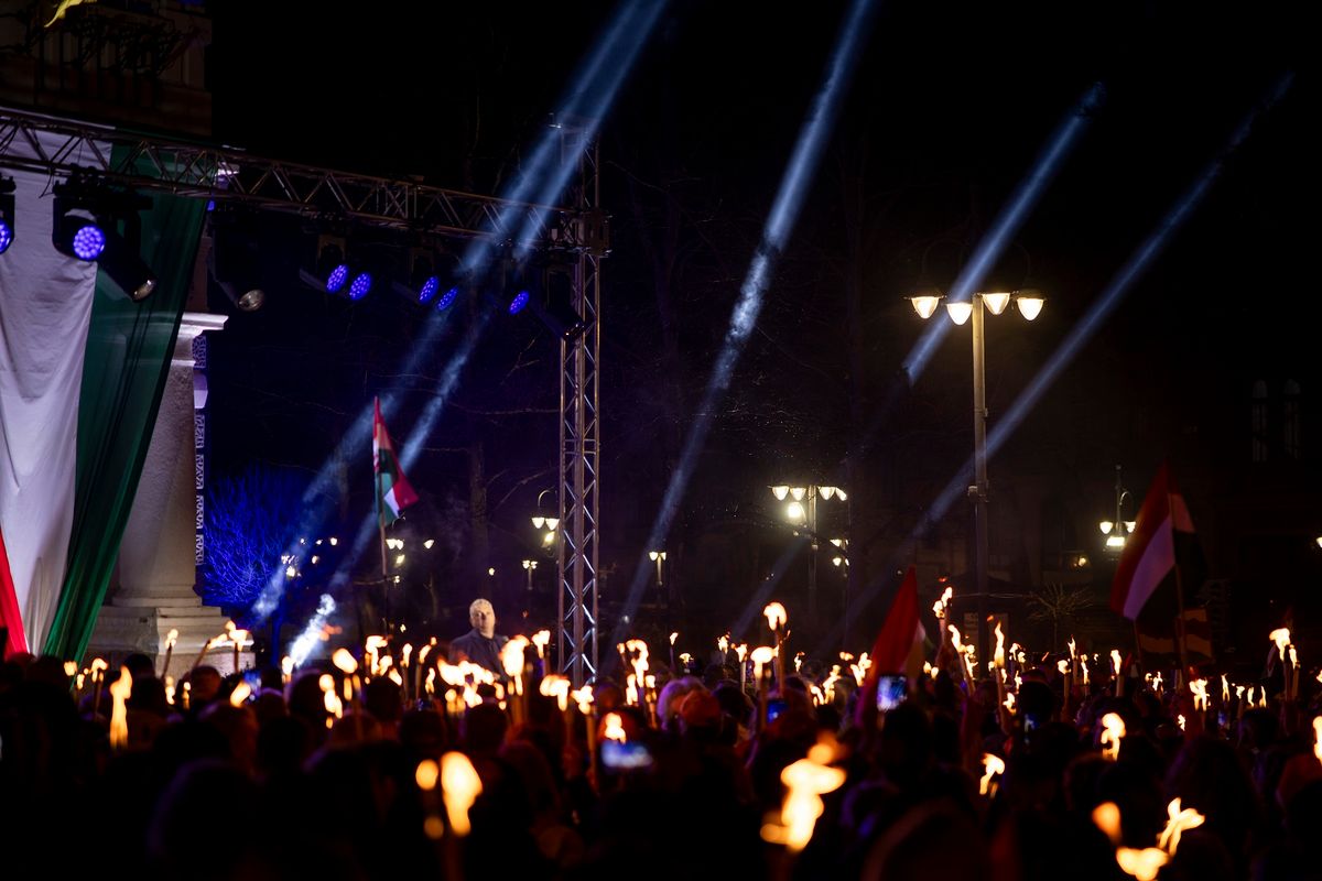 Kaposvár, 2026. március 16.
A Miniszterelnöki Kommunikációs Főosztály által közreadott képen Orbán Viktor miniszterelnök, a Fidesz elnöke beszédet mond országjárásának kaposvári állomásán, a Kossuth téren 2026. március 16-án.
MTI/Fischer Zoltán