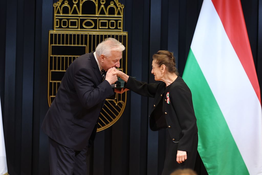 Állami kitüntetéseket adott át Semjén Zsolt a Karmelita kolostorban 