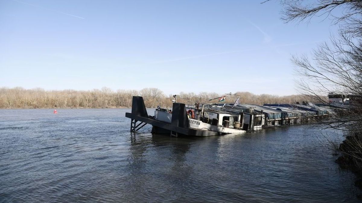 Uszályhajó futott zátonyra Vámosszabadinál + fotó, videó
