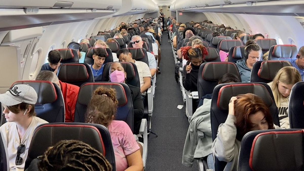 Testalkat alapján fizettet a légitársaság: ránézésre dönthetnek, kinek kell plusz jegyet vennie + videó