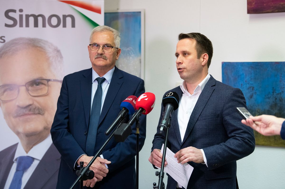 Nyírbátor, 2026. március 20.
Dömötör Csaba, a Fidesz európai parlamenti képviselője (j) és Simon Miklós, a térség fideszes országgyűlési képviselője a kormánypártok országjárásának nyírbátori fóruma előtt tartott sajtótájékoztatón 2026. március 20-án.
MTI/Balázs Attila