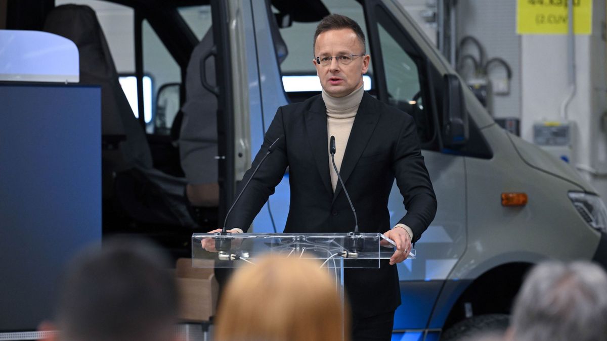 Szijjártó Péter úgy vélekedett, hogy a Barátság kőolajvezeték kérdésében „óriási színházat játszanak