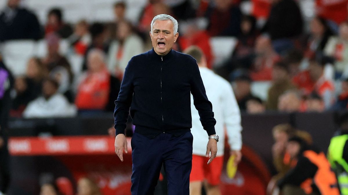 Mourinho piros lapja: rossz helyre rúgott a Benfica trénere + videó