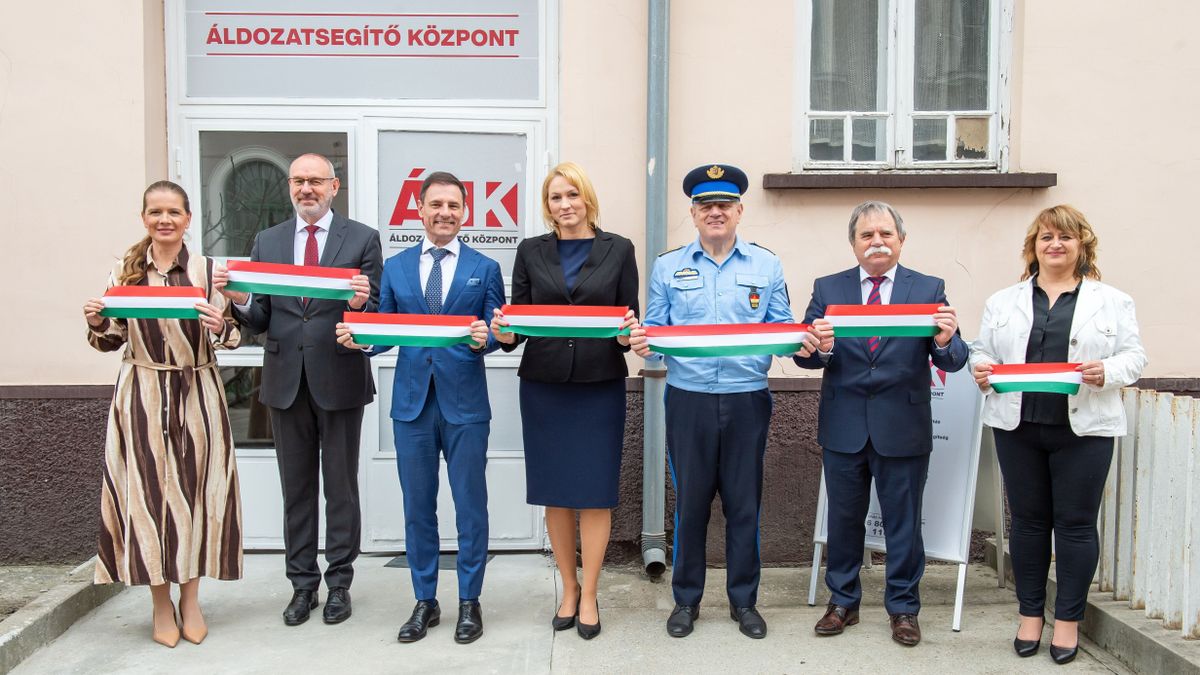 Folyamatosan bővül az áldozatsegítő rendszer: már több tízezer rászorulón segítettek