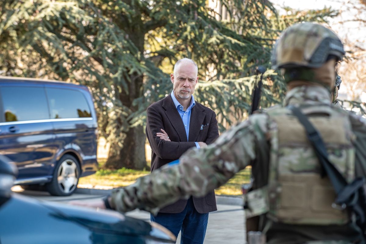 Paks, 2026. március 1.
Szalay-Bobrovniczky Kristóf honvédelmi miniszter a Paksi Atomerőmű védelmére vezényelt raj eligazításán 2026. március 1-jén. Ezen a napon a honvédelmi miniszter a Paksi Atomerőműbe látogatott és a létesítmény védelmi szervezetének vezetőjével, illetve katonai parancsnokokkal egyeztetett az iráni konfliktus kapcsán.
MTI/Kacsúr Tamás