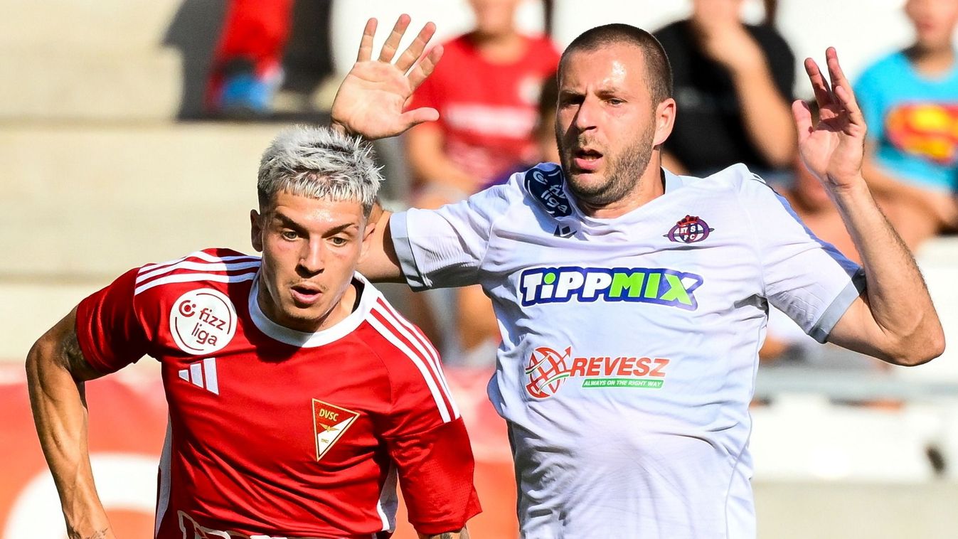 szomszédvári rangadó
Debrecen, 2025. augusztus 17.
Kocsis Dominik, a DVSC (b) és Nemanja Antonov, a Nyíregyháza játékosa a labdarúgó Fizz Liga 4. fordulójában játszott Debreceni VSC - Nyíregyháza Spartacus FC mérkőzésen a debreceni Nagyerdei Stadionban 20