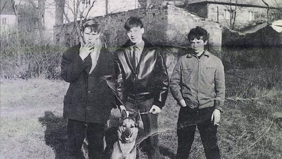 Bauer Sándor (középen) barátaival és kutyájával. Forrás. ÁBTL