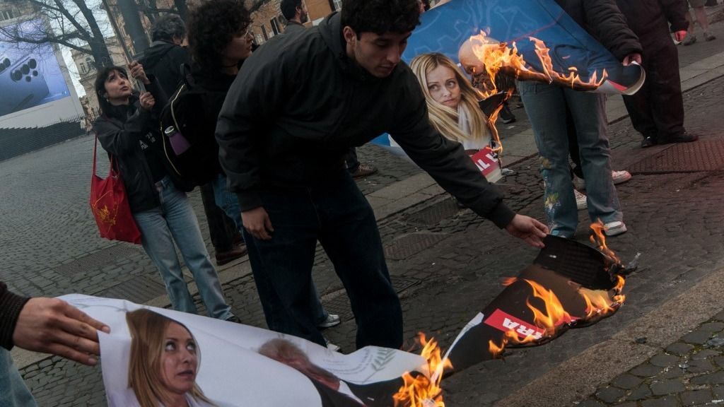 Meloni, Trump és Netanjahu képeit égették az olaszországi tüntetéseken