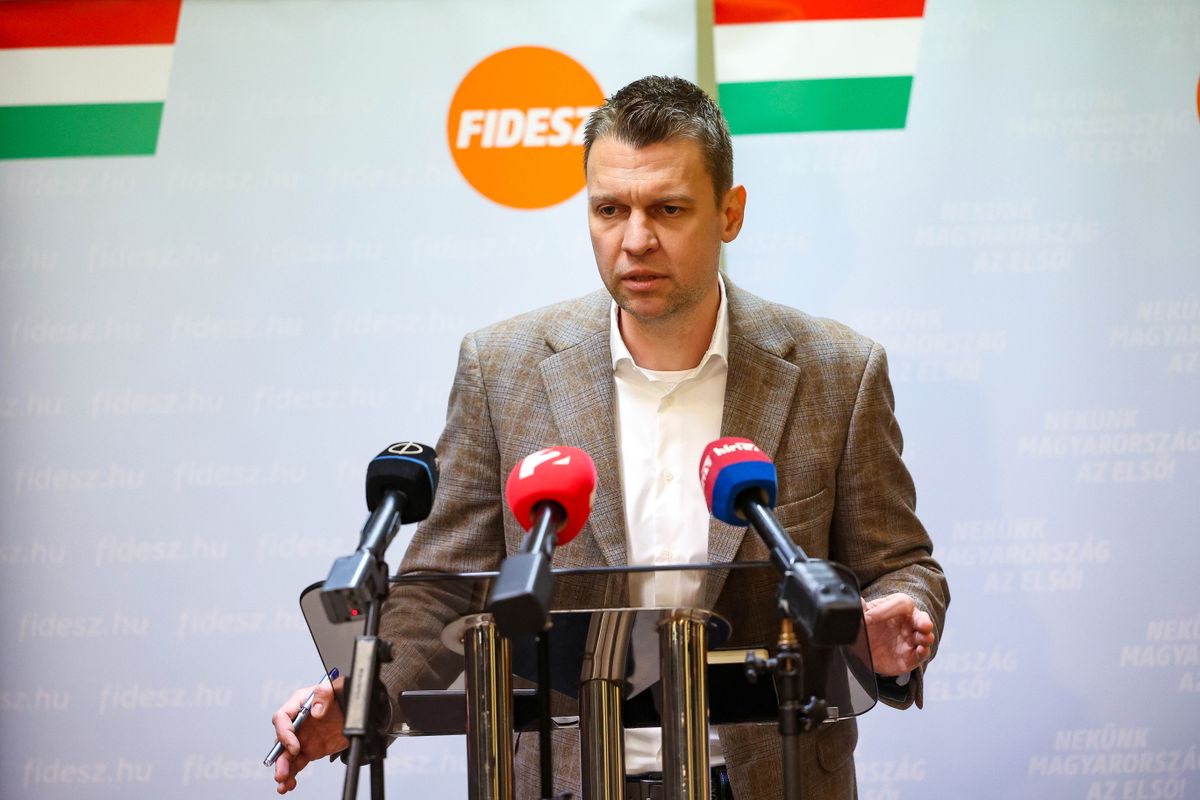 Jánoshalma, 2026. március 4.
Menczer Tamás, a Fidesz-KDNP kommunikációs igazgatója a kormánypártok országjárásának jánoshalmi fóruma előtt tartott sajtótájékoztatón 2026. március 4-én.
MTI/Kiss Dániel