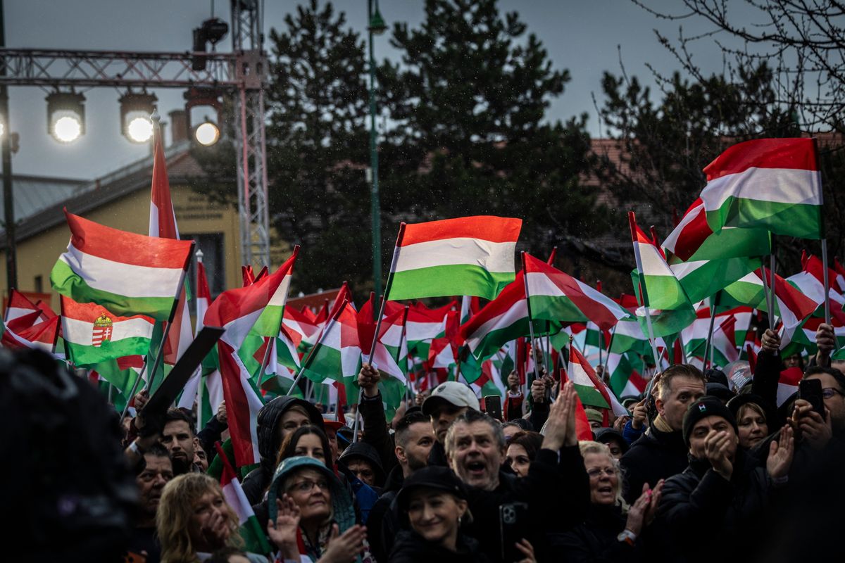 Pécel, 2026. március 28.
A Miniszterelnöki Kommunikációs Főosztály által közreadott képen résztvevők Orbán Viktor miniszterelnök, a Fidesz elnöke országjárásának péceli állomásán, a Kossuth téren 2026. március 28-án.
MTI/Miniszterelnöki Kommunikációs Főosztály/Kaiser Ákos