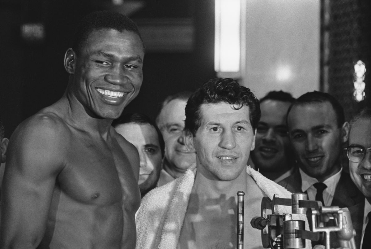 Joey Giardello a középsúly egyesített bajnokát, Dick Tigert pontozta ki, amikor súlycsoport világbajnoka lett a WBC és a WBA világszervezeteknél, valamint a Ring Magazinnál