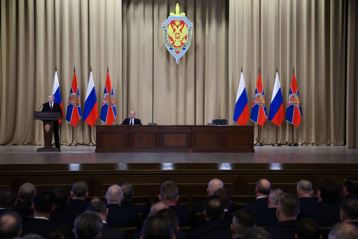 Oroszország, Moszkva – Vlagyimir Putyin elnök az FSZB ülésén; az asztalnál Alekszandr Bortnyikov, a Szövetségi Biztonsági Szolgálat vezetője